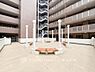 その他：【敷地内広場】マンション敷地内に設けられたゆとりある広場。住まう方の憩いの場として利用でき、敷地内でのびやかな時間を過ごせる心地よい共用空間。