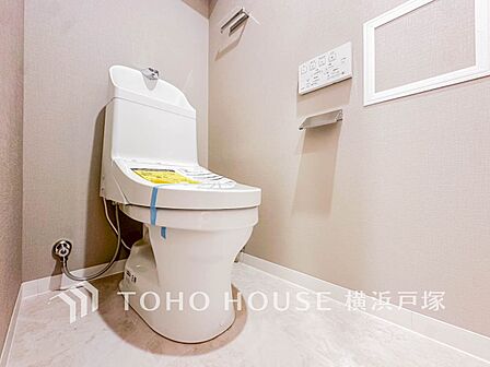 いつまでも清潔な空間であって頂けますように、目に留まるだけではなく、汚れをふき取り易いフロアと壁紙をチョイス致しました。洗浄便座になっておりますので、とても清潔にご使用いただけます。