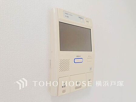 誰が来てもわかる様にモニター付きインターホンを設置。家事導線を考慮した個所に設置し、防犯性と利便性に優れ快適と安らぎを合わせた優しい設計。