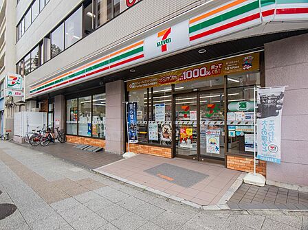 飲食料品や生活雑貨を取り揃え、周辺住民や通勤・通学者に便利なサービスを提供しています。ATMや宅配便受付などもあり、地域の暮らしをサポートしています。