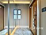 玄関：【Entrance】帰るたびに心がほどける、洗練と温もりが調和する空間。家族とお客様を心地よく迎えます。