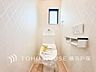 トイレ：【Toilet】清潔感のあるトイレ空間。毎日快適に使えるよう配慮された仕様で、落ち着いて利用できる空間です。