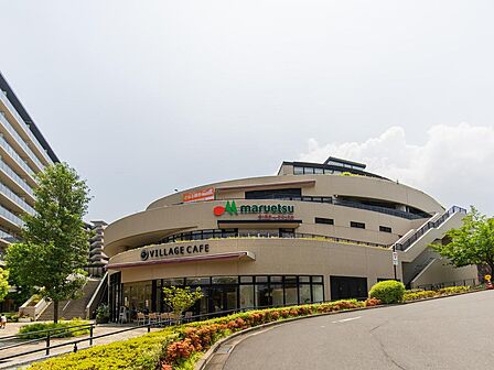 地域に密着したブランド商品や、新鮮で上質な食材を取り揃えたスーパー。カフェや学習塾、クリーニング店など併設。駐車場104台完備。
