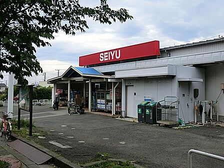 ご存じ全国展開のリーズナブルなスーパー。様々なお買い物に便利です。