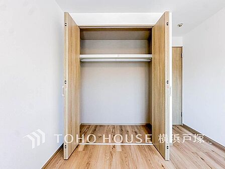 奥行きあるクローゼットを採用。衣装ケースや、掃除機といった物を収納できるような造りになっております。