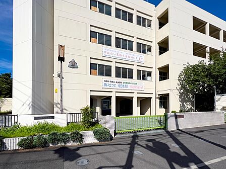 南区の閑静な住宅街に位置する公立中学校。文武両道を掲げて学力向上と部活動の活性化に注力し、生徒の主体性を重んじながら地域社会と連携して心豊かな青年を育んでいます。