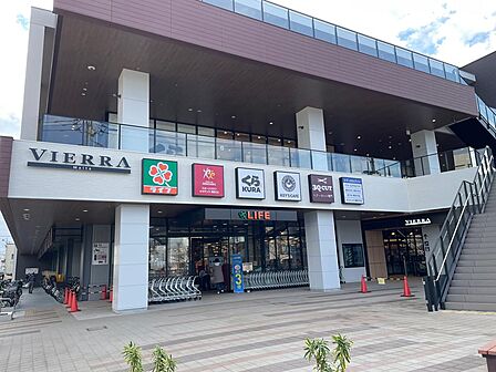 蒔田駅近くにある利便性の高い地域密着型商業施設。スーパーをはじめ、クリニックやドラッグストア、飲食店などが集結しており、日常の買い物や用足しに大変便利です。