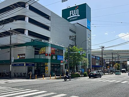 南太田エリアの暮らしを支えるスーパーマーケット。新鮮な生鮮食品や手作り惣菜、日用品が手ごろな価格で揃い、広い駐車場完備でファミリー層の日常の買い出しに重宝されています。
