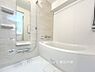 浴室：【Bathroom】1日の疲れを取り心身を癒すことができる住まいの中のリラクゼーション空間、リラックスできるよう優しいカラーをチョイスしました。時を忘れるほどのんびりできる空間に。