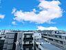 周辺：この開放感ある眺望と共に閑静な住宅街の季節感を演出する四季折々の変化を楽しめる心地よい場所となることでしょう。