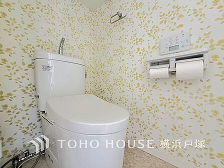 【Toilet】清潔な空間であって頂けますように、目に留まるだけではなく、汚れをふき取り易いフロアと壁紙をチョイス。