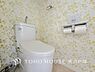 トイレ：【Toilet】清潔な空間であって頂けますように、目に留まるだけではなく、汚れをふき取り易いフロアと壁紙をチョイス。