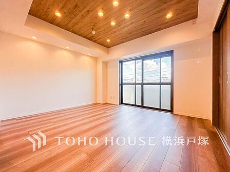 【Living room】家族と過ごすひと時を溢れる光が優しく包み込むリビングダイニング。家族とともに、心穏やかに過ごすひととき。家族との時間、自分の時間を大切にできる空間がここにあります。
