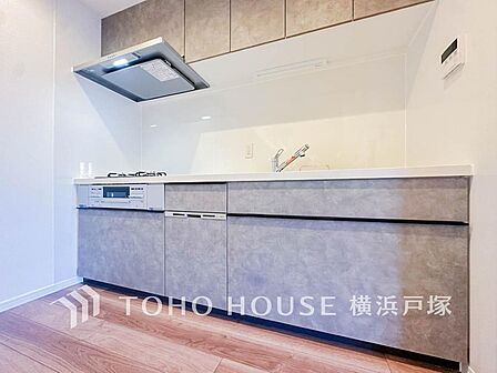 【Kitchen】広々キッチンを採用。みんなで作った料理を召し上がりながらの会話は、どのような物になるのでしょうか。