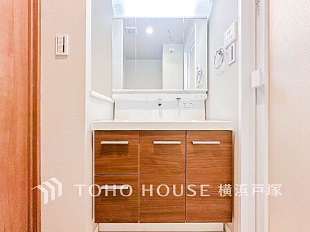 【Powder room】清潔感のあるプライベート空間は、身だしなみチェックや肌のお手入れに最適です。収納もあり、スッキリと見映えの良い空間に拵えました。時間に余裕とゆとりを持たせます。