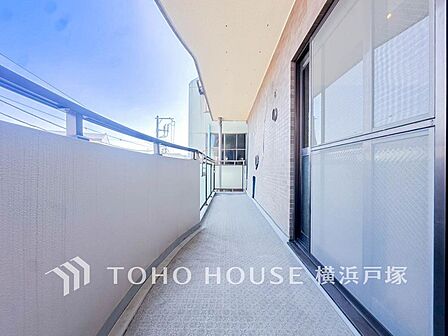 【Balcony】気持ちのいい空が見渡せる広いバルコニー。爽やかな風を感じて、心躍る素敵な暮らしがはじまります。