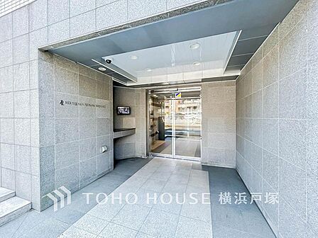 【Entrance】上質感漂うエントランス。めまぐるしく過ぎ行く日々の中でゆったりとした休息と癒しを提供してくれる居住者のプライベート空間があります。