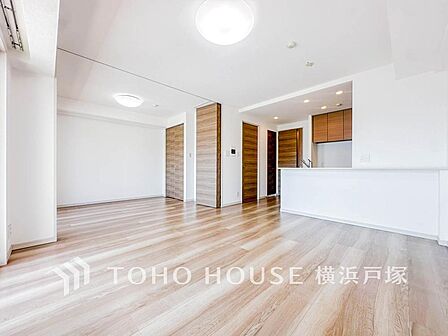 【Living room】明るく開放的な空間が広がるLDK。室内には豊かな陽光が注ぎ込み、爽やかな住空間を演出。