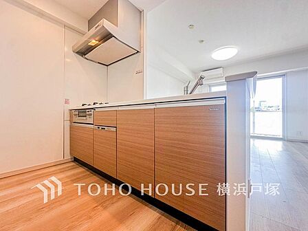 【Kitchen】誰もが使いやすいデザインにこだわったキッチン。プライベートスペースを彩るインテリアとしての美と、快適な日常を支える機能性と強さがひとつになったキッチンです。