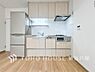 キッチン：【Kitchen】手元の収納から、足元の収納までが全てスライド式で、奥のスペースまで有効に活用できます。奥まで上から見渡せるので、たまにしか使わない調理器具もサッと取出せます。