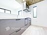 キッチン：【Kitchen】ご家族みんなで調理ができる位のスペースを実現したキッチン空間となっております。