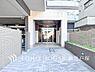 エントランス：【Entrance】上質感漂うエントランス。めまぐるしく過ぎ行く日々の中でゆったりとした休息と癒しを提供してくれる居住者のプライベート空間があります。