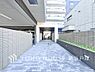 エントランス：【Entrance】上品で清潔感があるエントランスは住人やゲストを迎え入れ、そして送り出す場にふさわしい空間です。プライベート感が高まるシックな装いのエントランス。