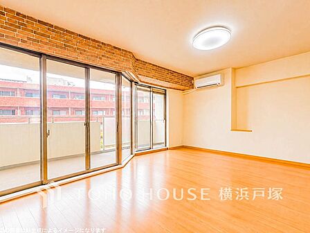 【Living room】広々としたリビングダイニングは、シックでモダンな内装。落ち着いた雰囲気に包まれて、伸びやかな空間の中で、ゆったりと家族団らんのひとときを過ごせます。