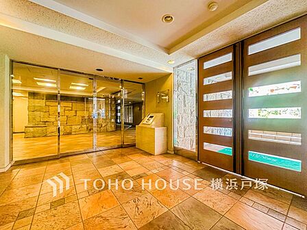 【Entrance】上質感漂うエントランス。めまぐるしく過ぎ行く日々の中でゆったりとした休息と癒しを提供してくれる居住者のプライベート空間があります。