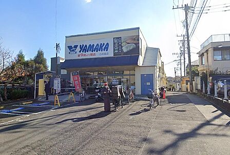やまか江ノ島店(180m)新鮮な食材や日用品が身近で揃い、日々の買い出しに重宝します。近隣での心地よい暮らしやレジャーを支える、地域に親しまれた便利な商業施設です。