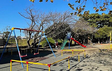 西方公園(1100m)緑豊かな自然と広々とした空間が広がる西方公園。遊具やベンチが整い、子どもたちの伸びやかな遊び場や日々の気分転換、休日のお散歩にもぴったり。