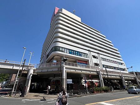 追浜駅前にある便利な駅直結型商業施設。スーパーをはじめ各種専門店や飲食店、医療機関などが集結しており、通勤帰りから日常の買い物まで地域住民の生活を支えています。