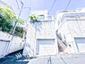 外観：「Appearance」落ち着いた住宅地に位置し、周囲には穏やかな街並みが広がります。帰宅時にほっとできるような、住まいらしい温かみを感じられる佇まいです。