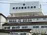 周辺：療養型病院です。慢性期の医療やリハビリ、緩和ケアに注力し、長期療養が必要な患者に手厚い看護・介護を提供。穏やかな環境で地域の医療と福祉を支えています。