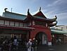周辺：竜宮城をイメージした駅舎が特徴で、江の島や湘南の海へ向かう観光客に多く利用されています。