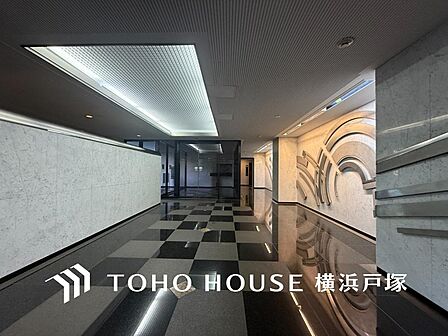 【Entrance】上質感漂うエントランス。めまぐるしく過ぎ行く日々の中でゆったりとした休息と癒しを提供してくれる居住者のプライベート空間があります。