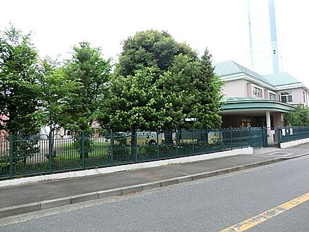 藤沢若葉幼稚園まで約1000m。私立幼稚園で、子どもの健やかな成長を支える教育を行っています。遊びや生活体験を通じて、協調性や創造力を育むことに力を入れています。