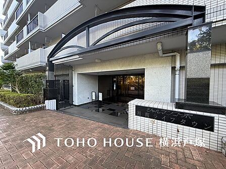【Entrance】心地よさと品格が出会うエントランス。訪れるたびに特別な時間が始まる、洗練された迎えの空間。