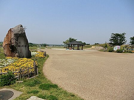 相模三川公園約1300ｍ。広大な県立の河川公園です。相模川沿いに位置し、丹沢の美しい山並みを望めます。大型の複合遊具や広々とした芝生広場、パークゴルフ場、川遊びができる小川も備えています。