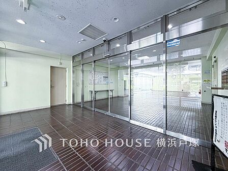 【Entrance】シンプルながらも洗練された印象の玄関スペース。住まいの入口として、さりげない良質感を感じられる空間です。