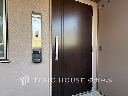 【Entrance】居住者の帰り、訪れる方を優しく迎え、やすらぎに満ちた生活空間を予感させる。健やかな暮らしを楽しめそう。
