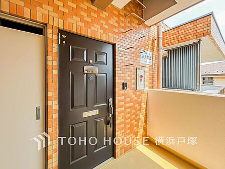 【Entrance】色合いも落ち着いた色を中心に構成され、重厚感のある雰囲気で居住者・来客者を迎えてくれます。