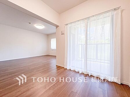 【Living room】家族みんなが爽やかに健やかに過ごせるように、溢れる光をたっぷり取り込んだリビングダイニング。集いの場、憩いの場としての快適性を求めたやすらぎの空間です。