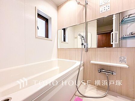 【Bathroom】1日の疲れを取り心身を癒すことができる住まいの中のリラクゼーション空間、リラックスできるよう優しいカラーをチョイスしました。時を忘れるほどのんびりできる空間に。