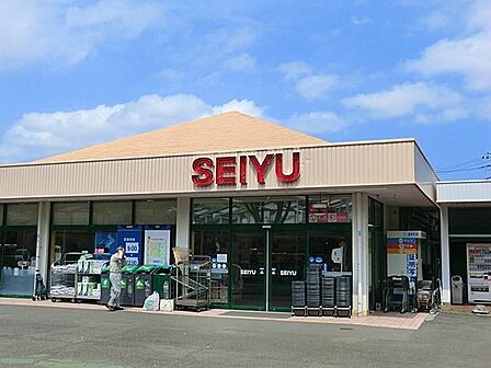 食料品や日用品を取り扱い、証明写真機、ATM、おむつ交換台、リサイクルボックス、AEDなどの設備も整っています。
