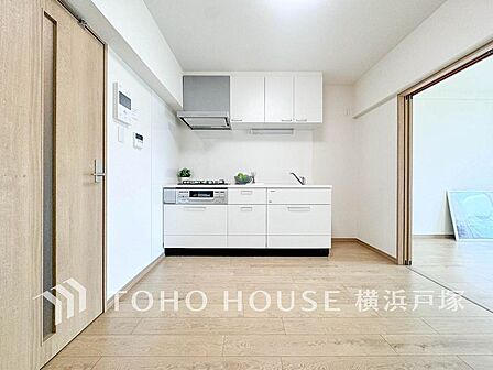【Living room】ここにはみんなが集い、食事と楽しい会話が始まる。話に夢中になりすぎて、ついつい時を忘れてしまう。そんな束の間の幸せを感じさせてくれる場所。