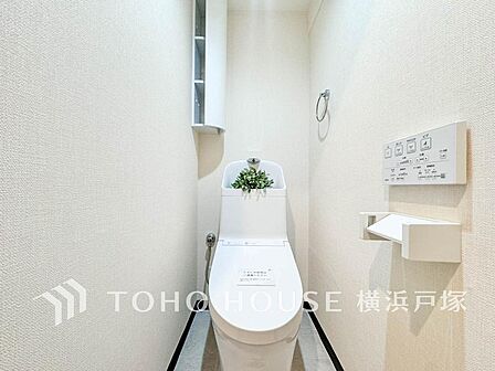 【Toilet】清潔感のあるトイレ空間。毎日快適に使えるよう配慮された仕様で、落ち着いて利用できる空間です。
