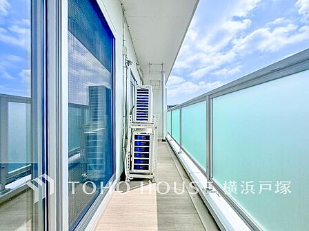 【Balcony】気持ちのいい空が見渡せる広いバルコニー。爽やかな風を感じて、心躍る素敵な暮らしがはじまります。