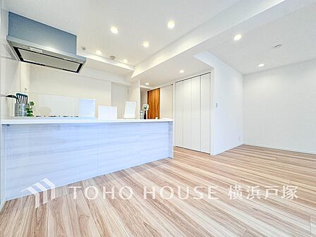 【Living room】ここにはみんなが集い、食事と楽しい会話が始まる。話に夢中になりすぎて、ついつい時を忘れてしまう。そんな束の間の幸せを感じさせてくれる場所。