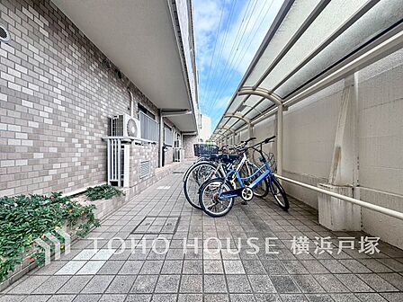 【Cycle lot】平置きの自転車スペースは、出し入れもスムーズにできるので、忙しいお出かけ時にもさっと出せるのが魅力的。